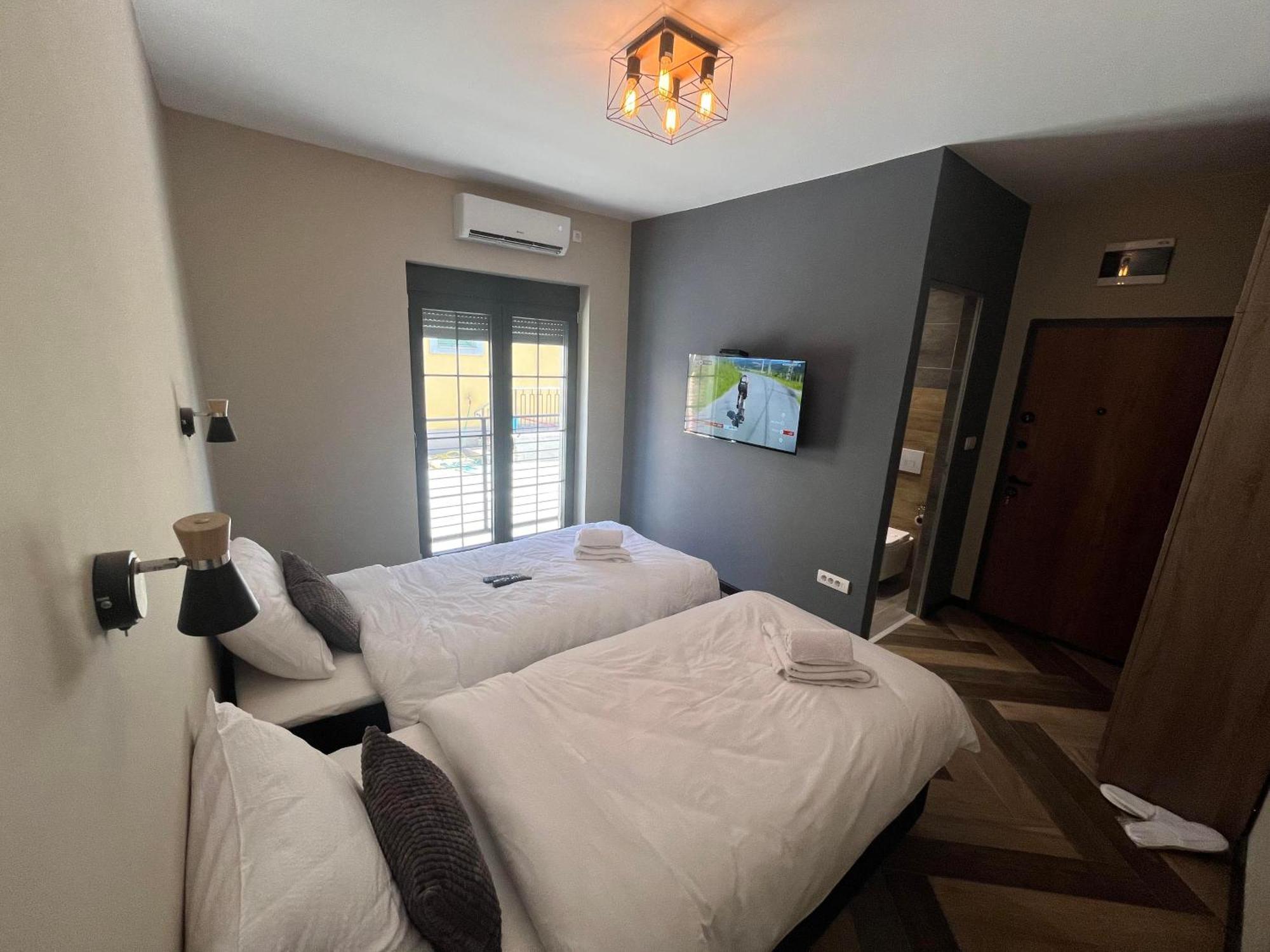 La Roue Hotel วรชาซ ภายนอก รูปภาพ