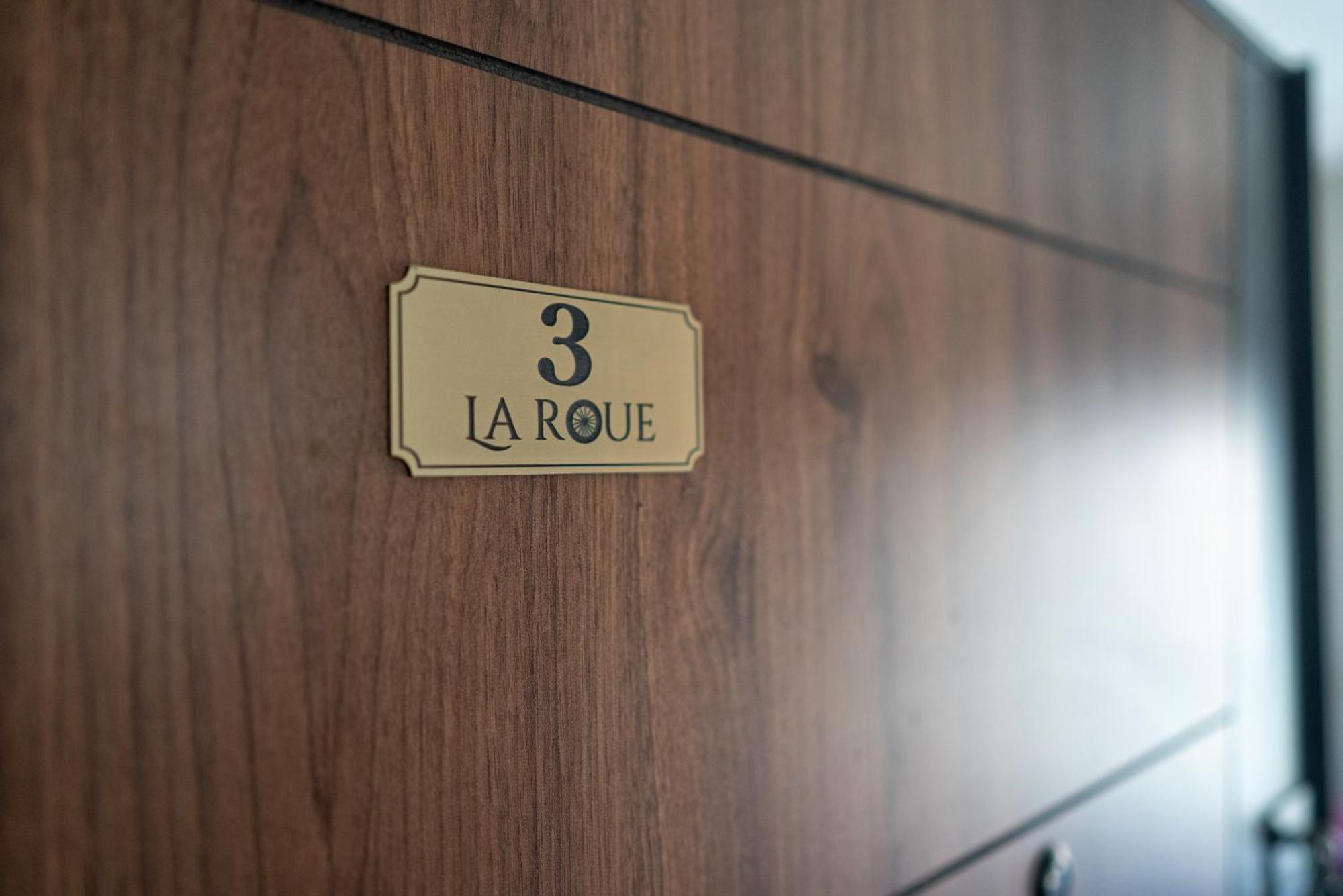 La Roue Hotel วรชาซ ภายนอก รูปภาพ